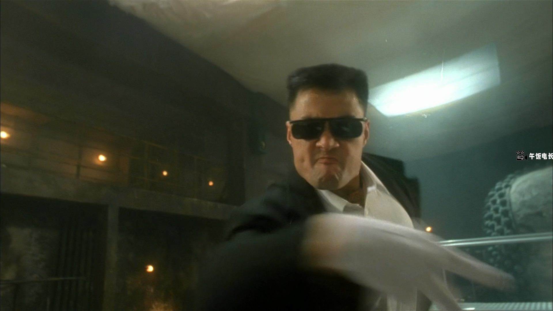 My.Father.Is.A.Hero.1995.BluRay.1080p.x265.10bit.2Audio-MiniHD.mkv_20241110_121703.066.jpg